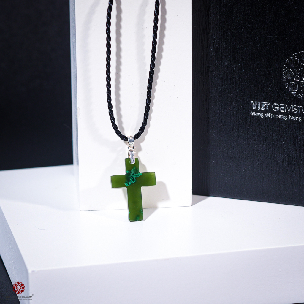 Mặt dây chuyền thánh giá ngọc bích