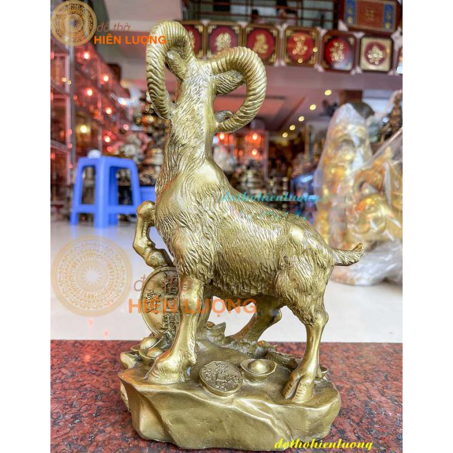 Tượng Dê Ngậm Xâu Tiền Đứng Bệ Vàng