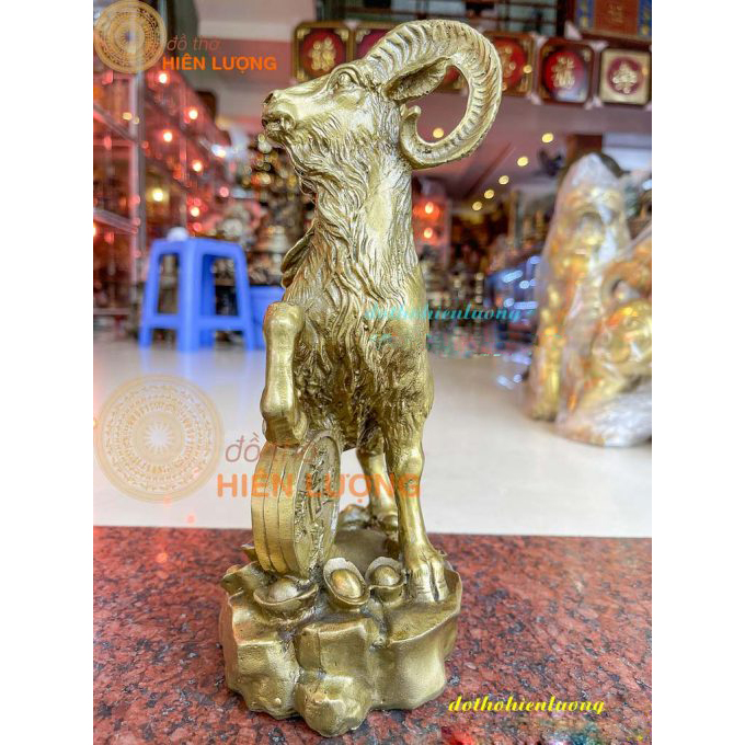 Tượng Dê Ngậm Xâu Tiền Đứng Bệ Vàng