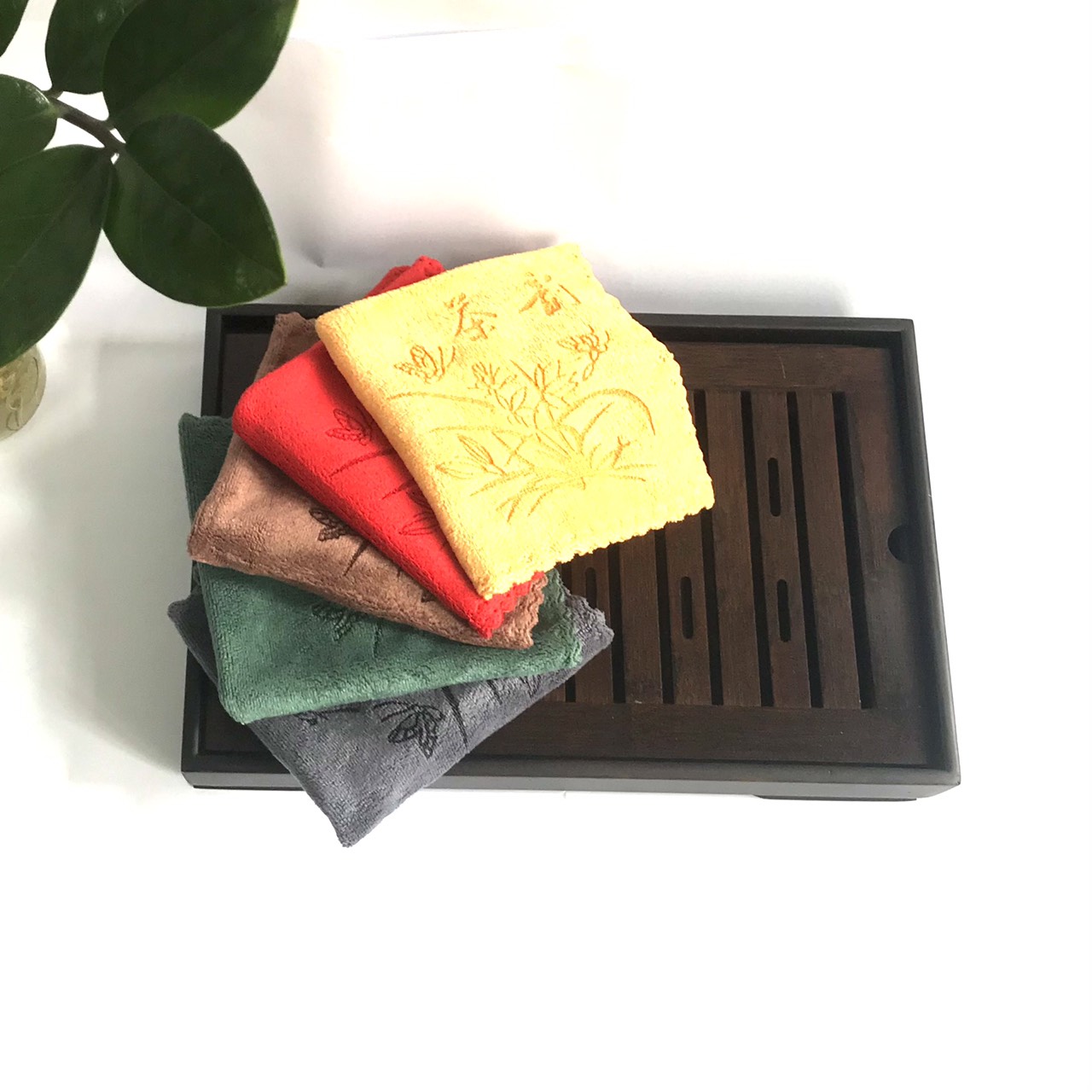 Khăn lau bàn trà, ấm trà, trà cụ