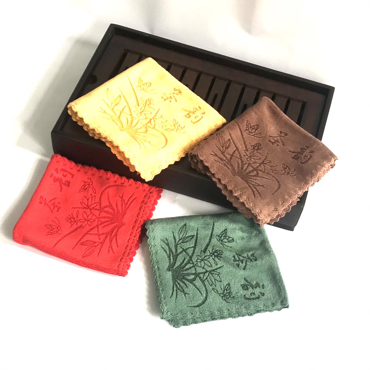 Khăn lau bàn trà, ấm trà, trà cụ