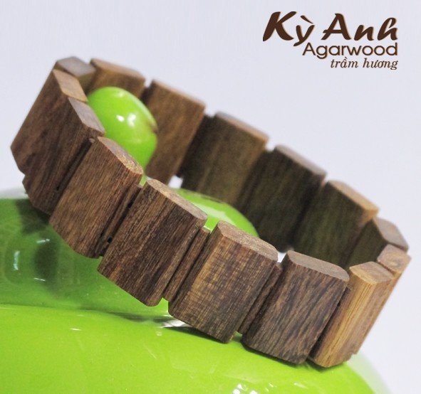 Vòng Tay Trầm Hương Lắc Bản VHT143