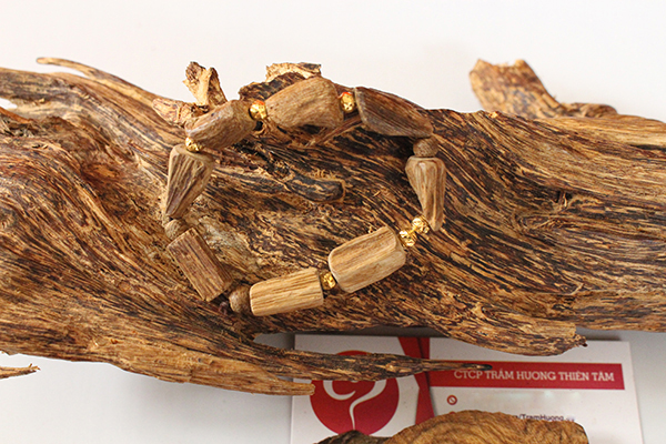 Vòng tay trầm hương hạt dẹp bi vàng