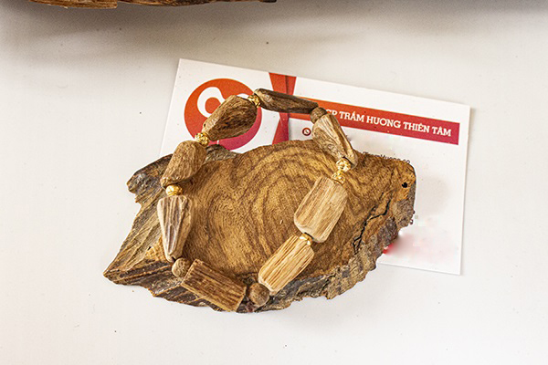 Vòng tay trầm hương hạt dẹp bi vàng