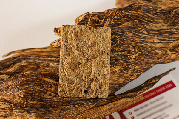 Mặt dây chuyền rồng nhả ngọc - mặt vuông