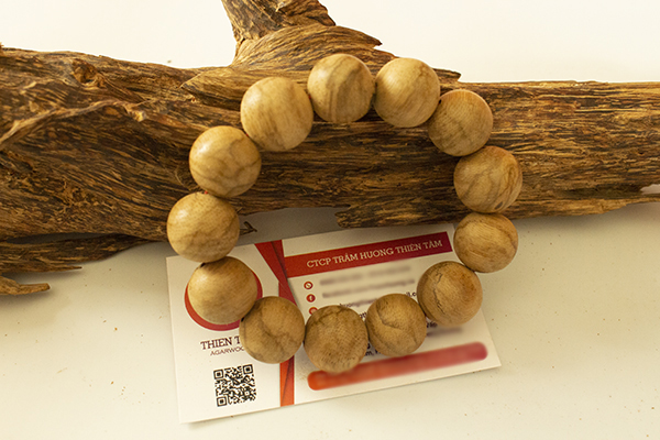 Vòng tay trầm hương Việt Nam hạt tròn