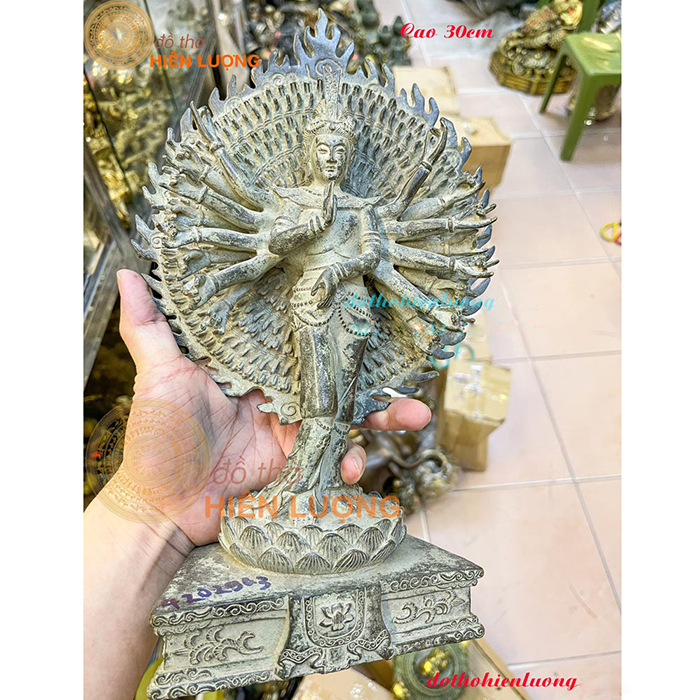 Tượng Phật Nghìn Tay Đứng Giả Cổ