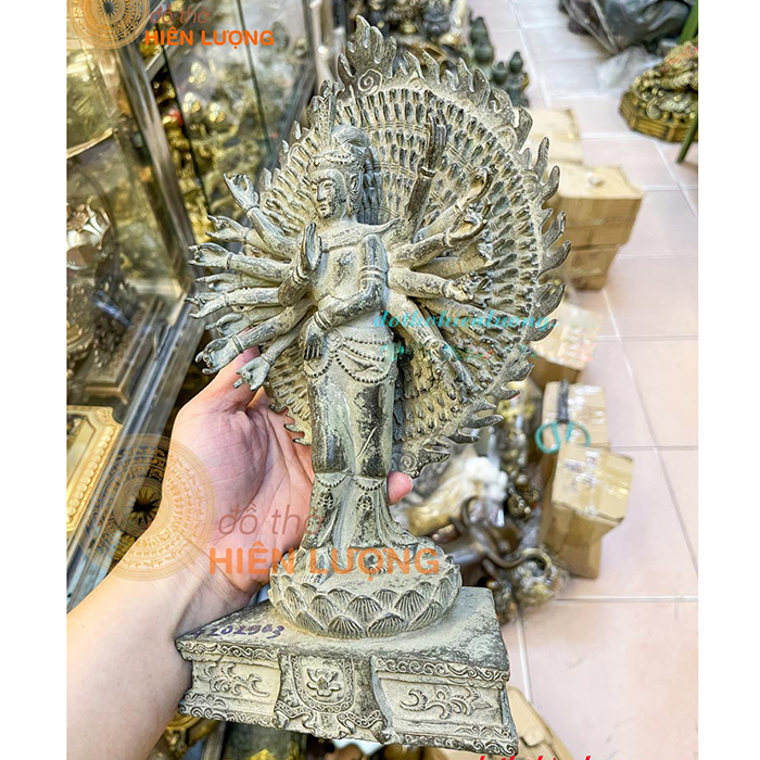 Tượng Phật Nghìn Tay Đứng Giả Cổ