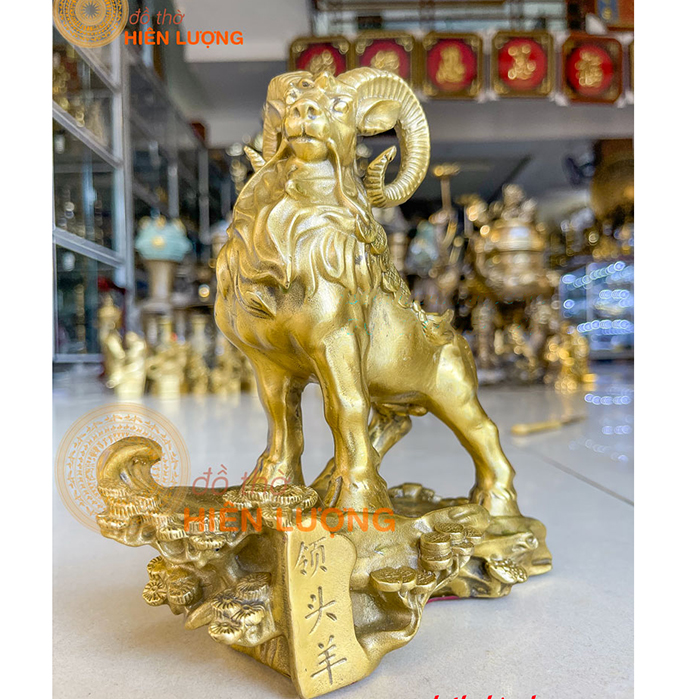 Tượng Dê Đứng Bãi Đá Ngậm Xâu Tiền