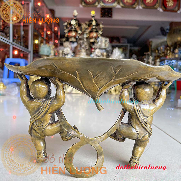 Đồng Tử Cõng Lá Sen Đựng Nước