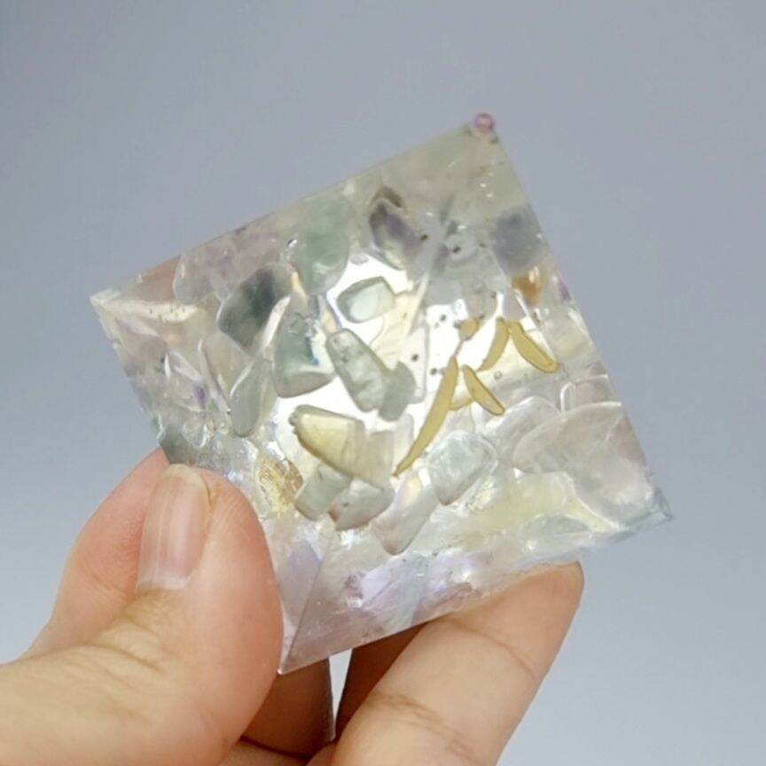 P2109283 Kim tự tháp phong thủy vượng khí năng lượng hình học thiêng biểu tượng Thổ Flourite | Crystal Light