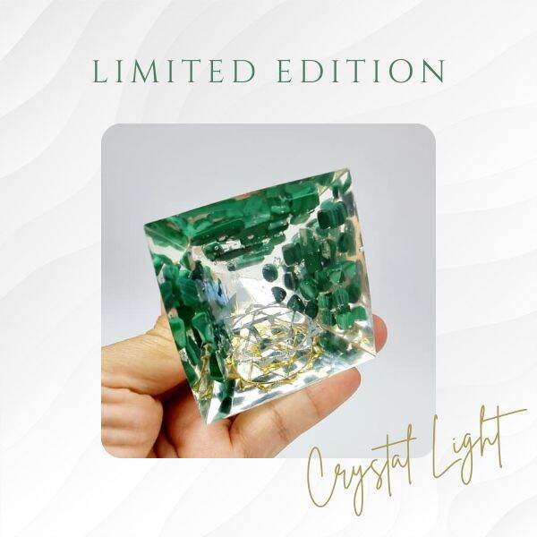 P2110114 Kim tự tháp năng lượng phong thủy hình học thiêng Crystal Light, luân xa 4, đá Malachite thiên nhiên