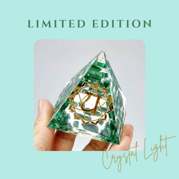 P2110114 Kim tự tháp năng lượng phong thủy hình học thiêng Crystal Light, luân xa 4, đá Malachite thiên nhiên