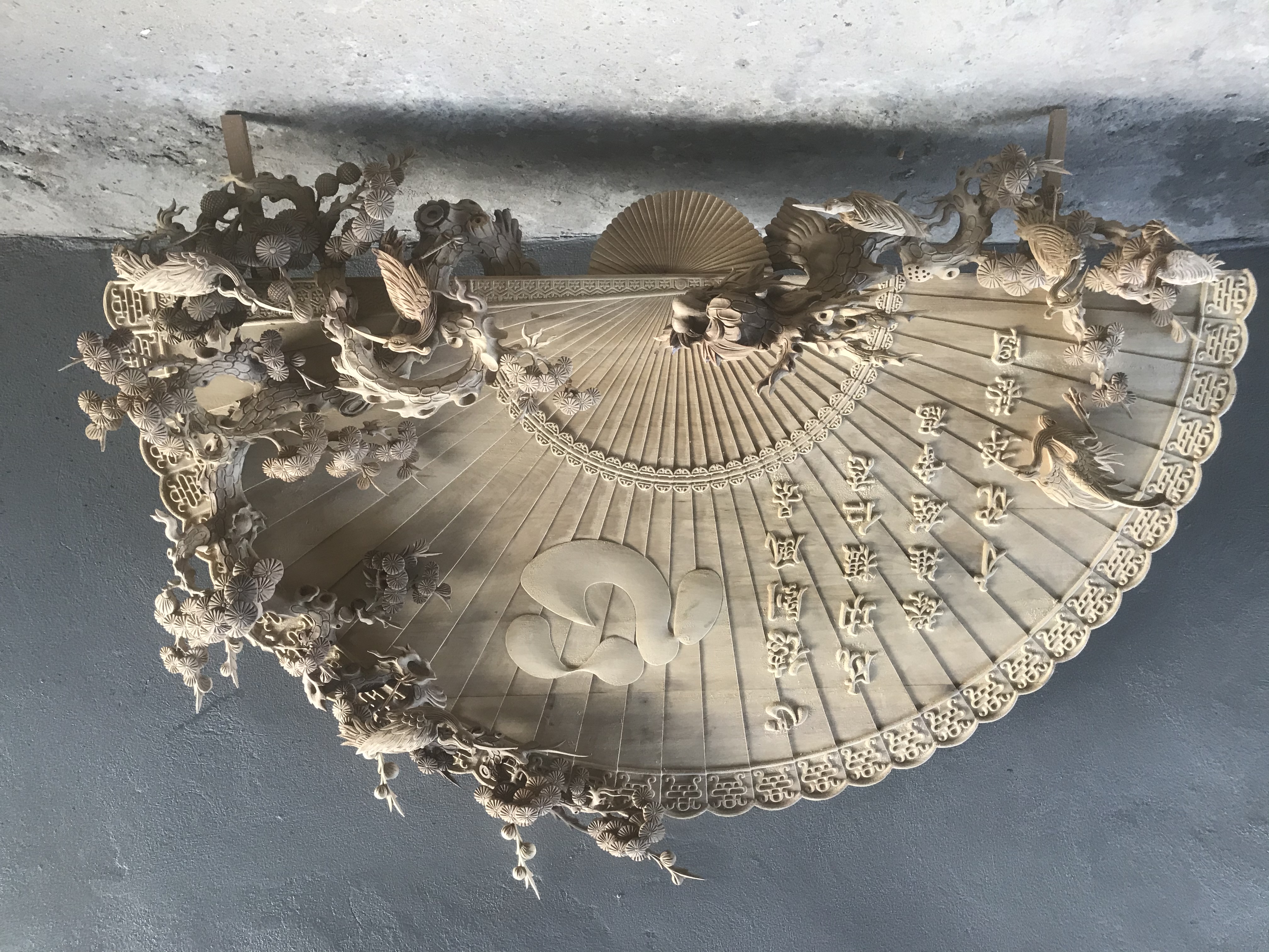 Quạt Rồng hoá tùng 