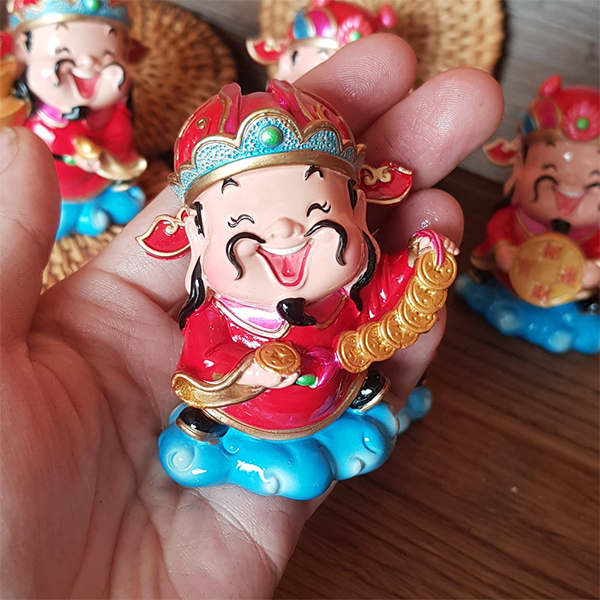 Tượng chibi Thần Tài cầm xâu tiền vàng 7.5cm