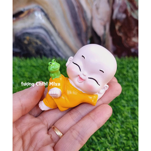 Bộ 04 chú tiểu nhí áo vàng kèm chậu lá sen giả trang trí