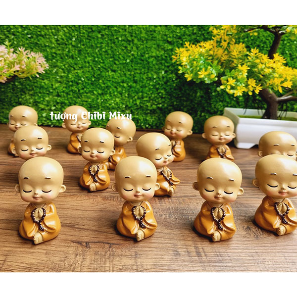 Tượng chú tiểu áo nâu nhí 7cm mẫu niệm phật đáng yêu