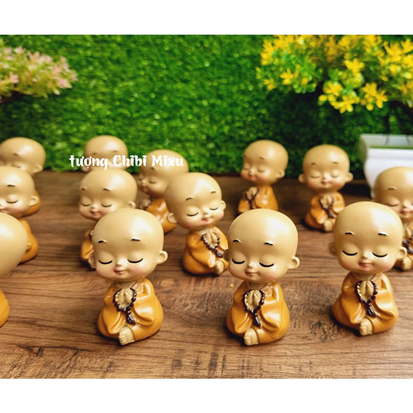 Tượng chú tiểu áo nâu nhí 7cm mẫu niệm phật đáng yêu