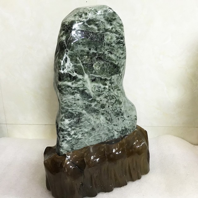 Cây đá tự nhiên toàn ngọc màu xanh lá đậm 