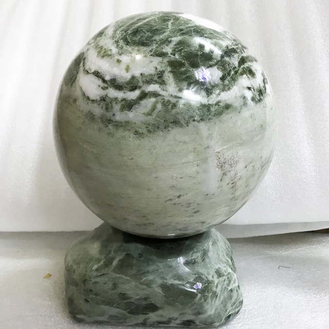 Quả cầu phong thủy đá tự nhiên màu xanh lá đậm