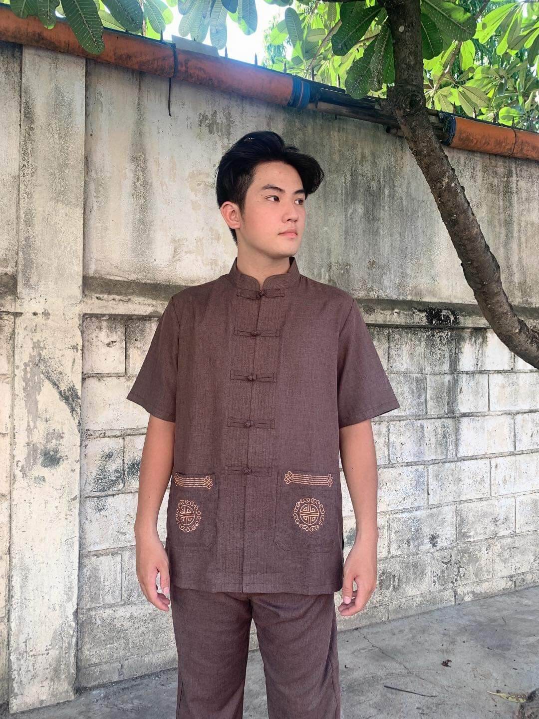 Đồ bộ nam Phật tử thêu cổ lãnh tụ ngắn tay (nâu)