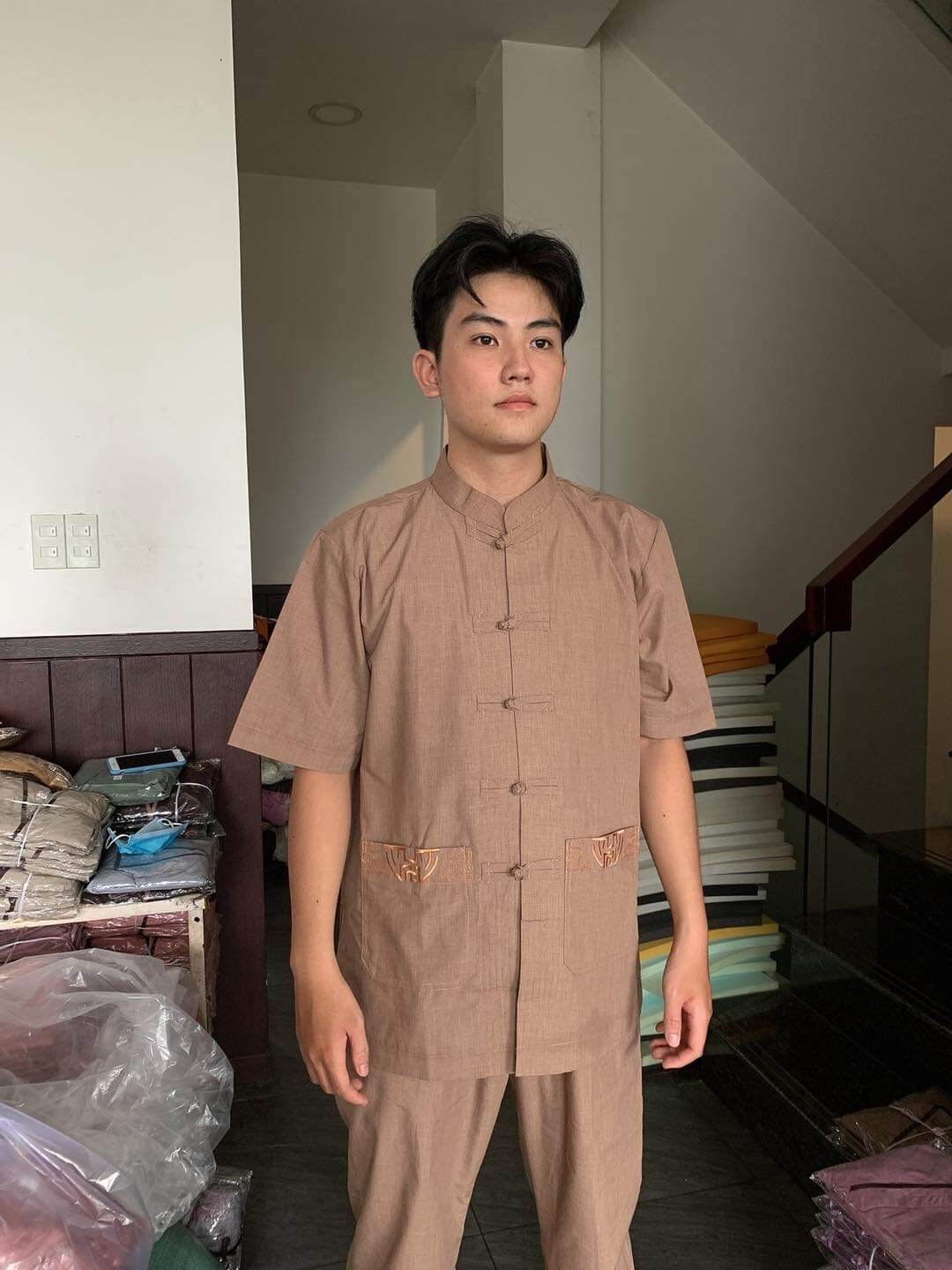 Đồ bộ nam Phật tử thêu cổ lãnh tụ ngắn tay (gừng)