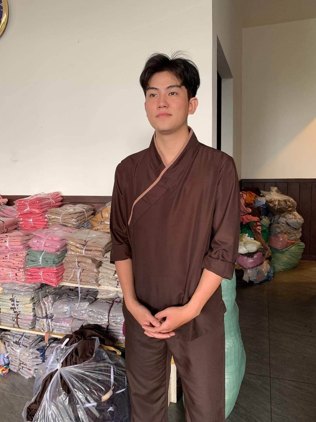 Đồ bộ nam đi chùa cổ chéo vải kte (nâu)