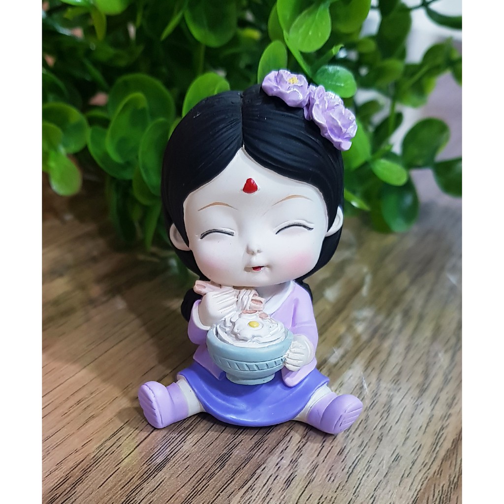 Tượng bé gái ăn mì dễ thương 8cm