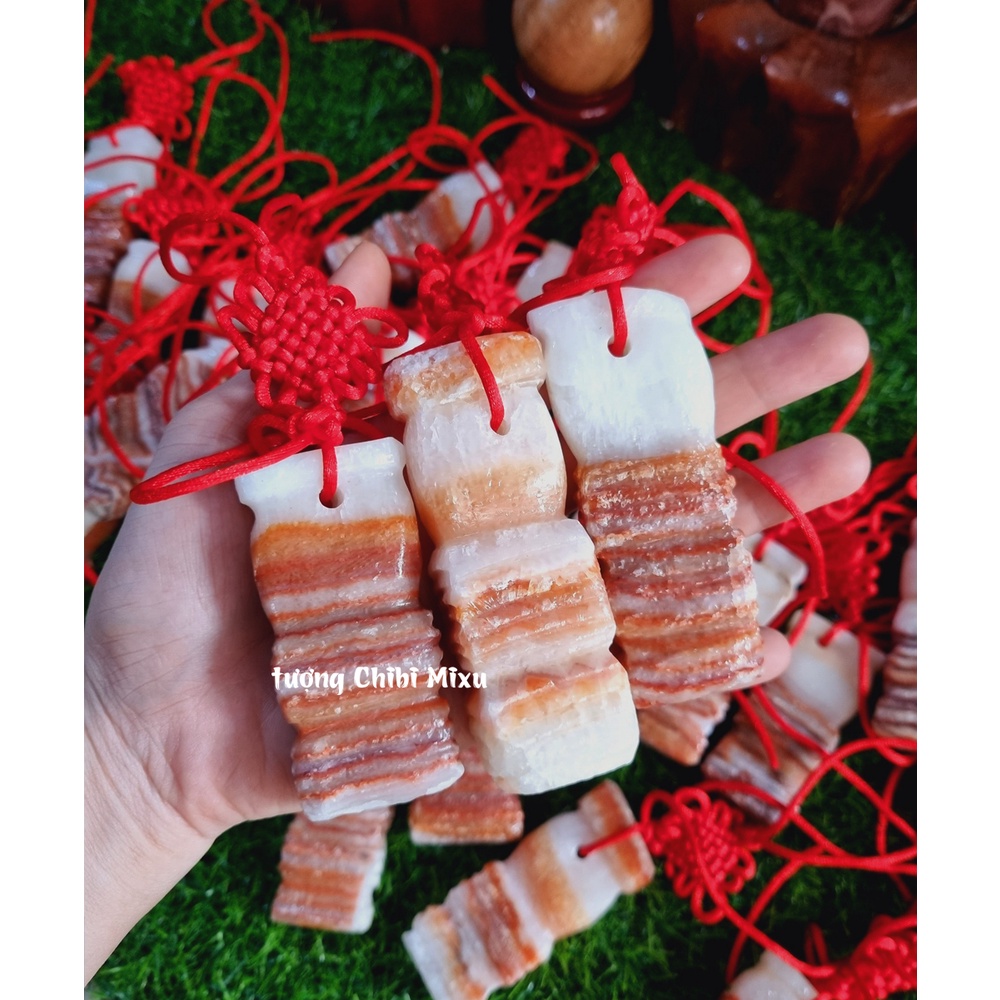 Đá thịt heo ba chỉ - đá phú quý dạng xâu kèm dây đỏ may mắn