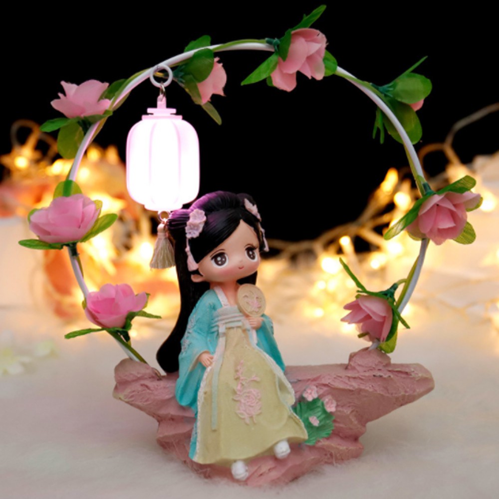 Thiếu nữ ngồi vòm hoa có đèn - mẫu áo xanh