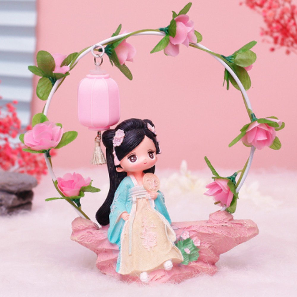 Thiếu nữ ngồi vòm hoa có đèn - mẫu áo xanh