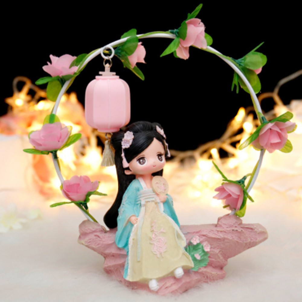 Thiếu nữ ngồi vòm hoa có đèn - mẫu áo xanh