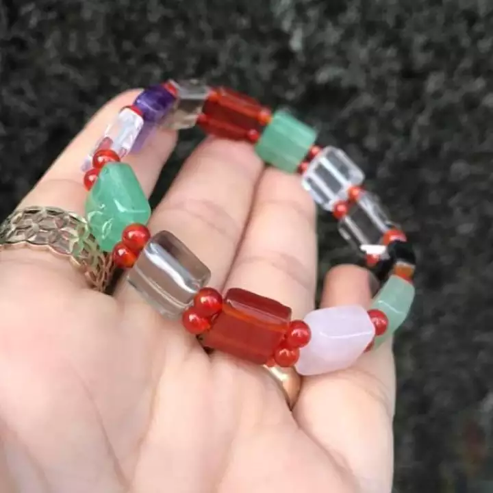 Vòng tay đá phong thủy ngũ sắc