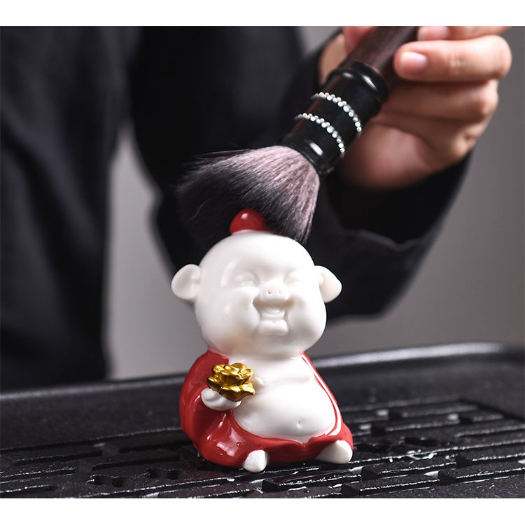 Tượng chibi chú Heo may mắn - cầm sen vàng