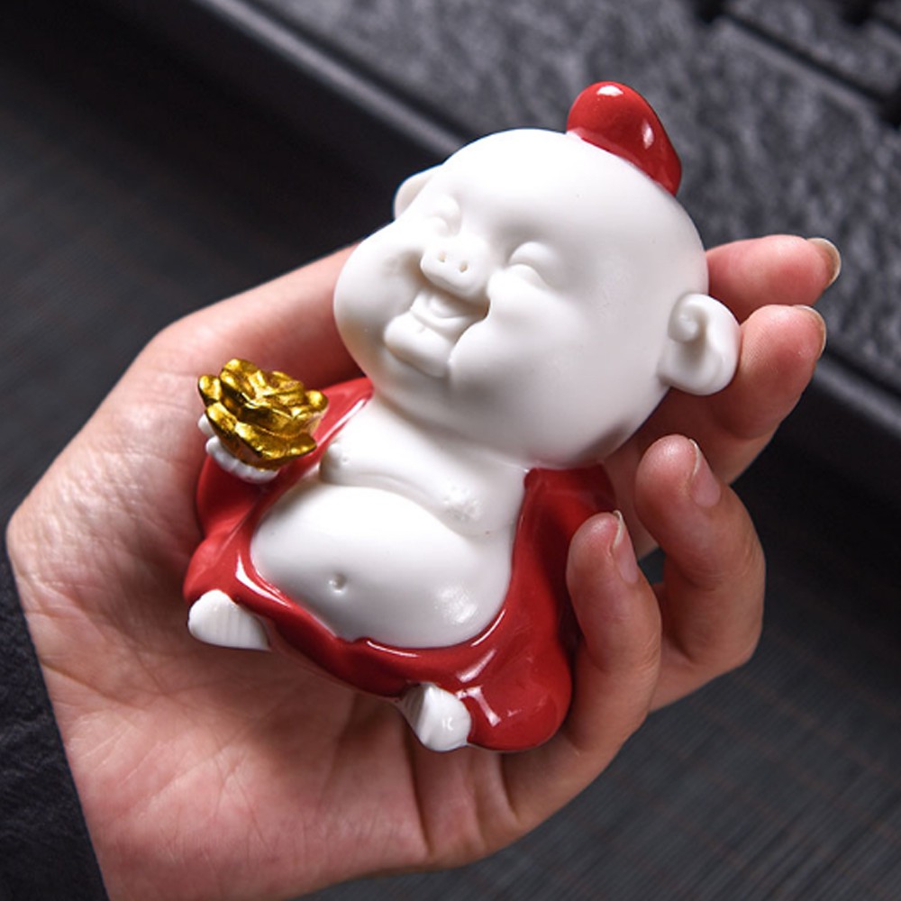 Tượng chibi chú Heo may mắn - cầm sen vàng