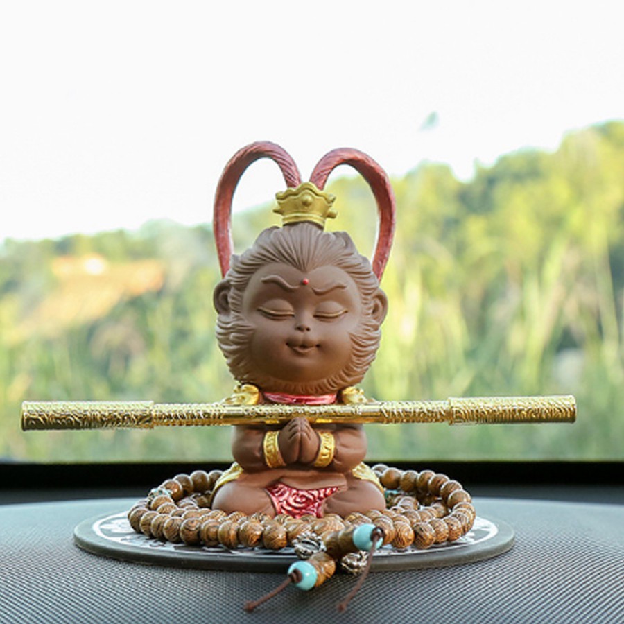 Tượng Mỹ Hầu Vương-mẫu chấp tay