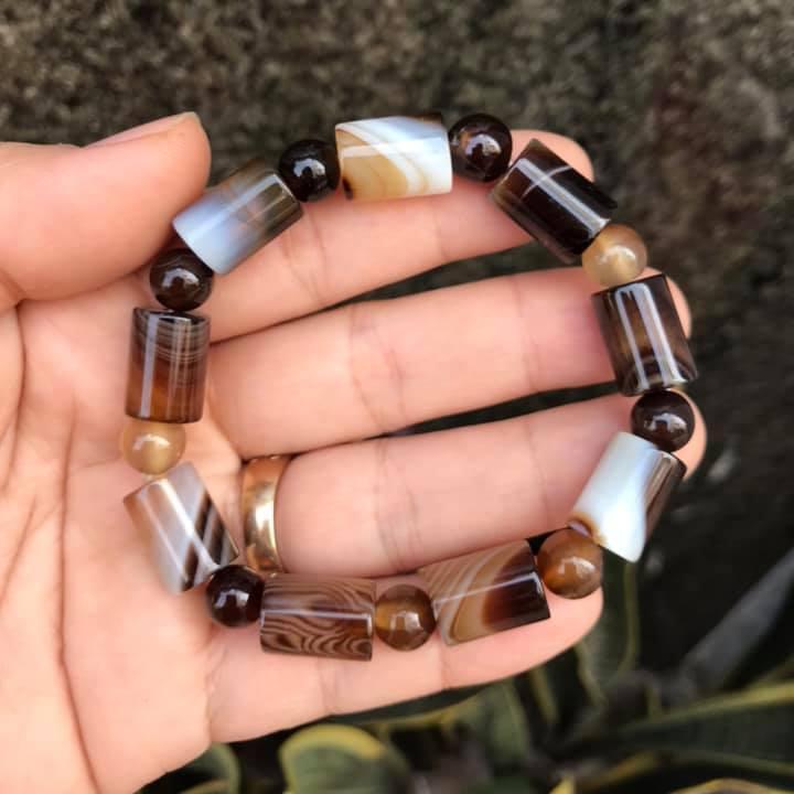 Vòng tay đá mã não Tây Tạng nâu vân trắng 10ly