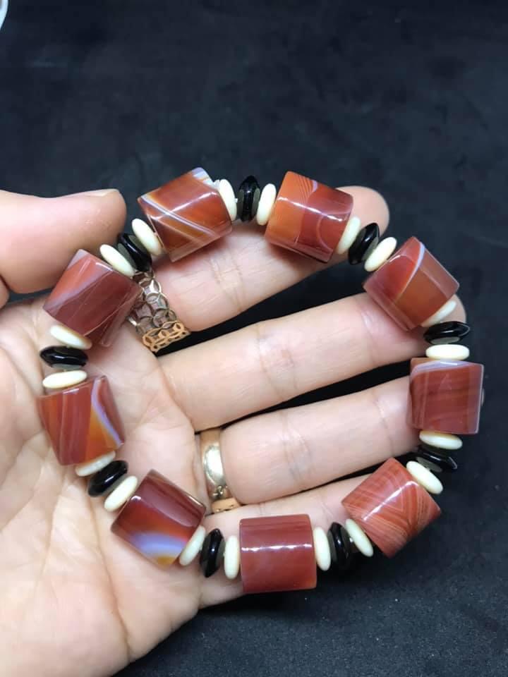 Vòng tay mã não Lạt Ma Tây Tạng tặng A3