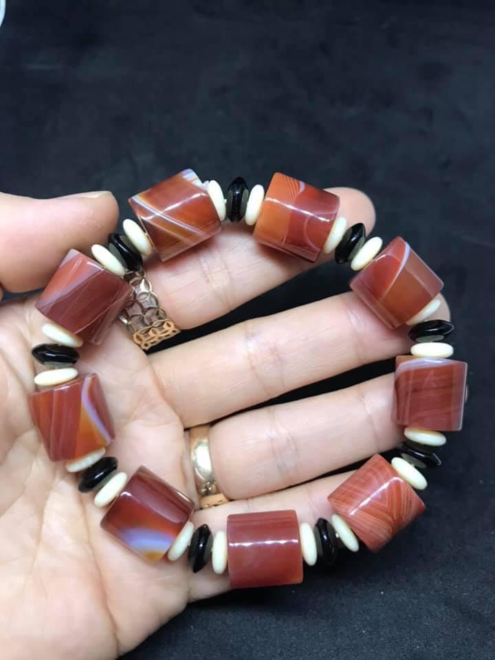 Vòng tay mã não Lạt Ma Tây Tạng tặng A3