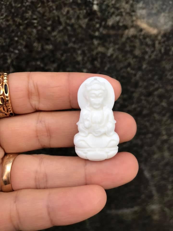 Mặt dây Quan Âm san hô trắng