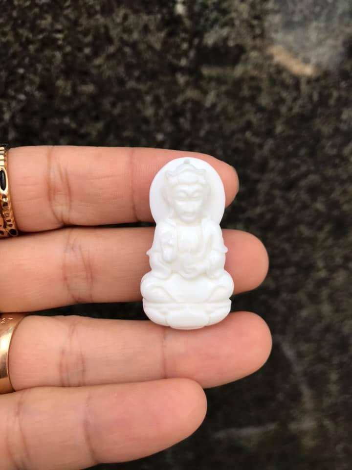 Mặt dây Quan Âm san hô trắng