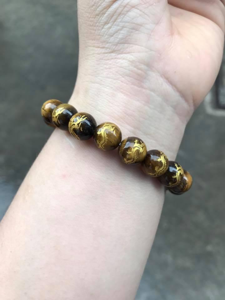 Vòng tay đá mắt hổ chạm rồng 10ly