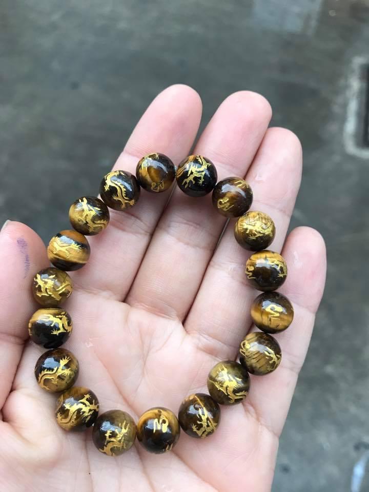 Vòng tay đá mắt hổ chạm rồng 10ly