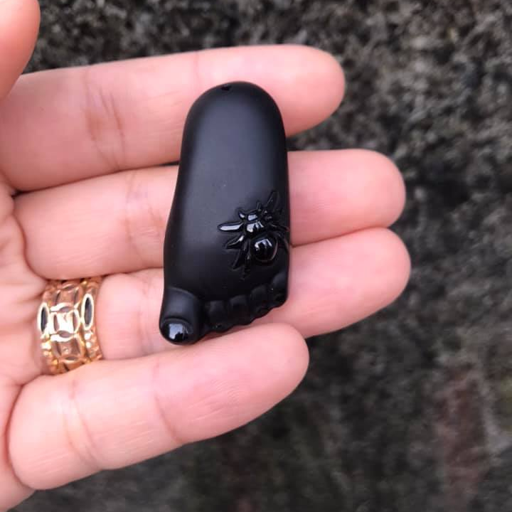 Mặt dây bàn chân Phạt đá núi lửa đen