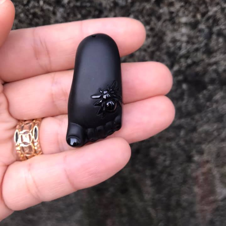 Mặt dây bàn chân Phạt đá núi lửa đen