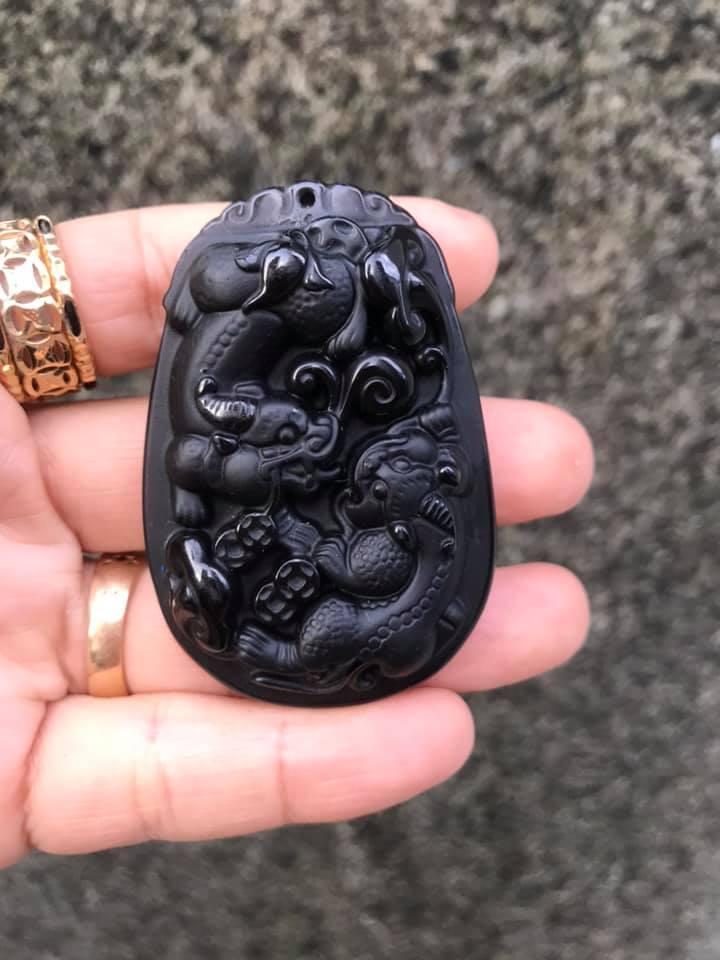 Mặt dây tỳ hưu đá múi lửa đen