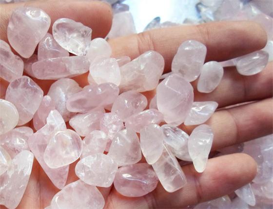 Tinh thể thạch anh vụn 1kg - hồng