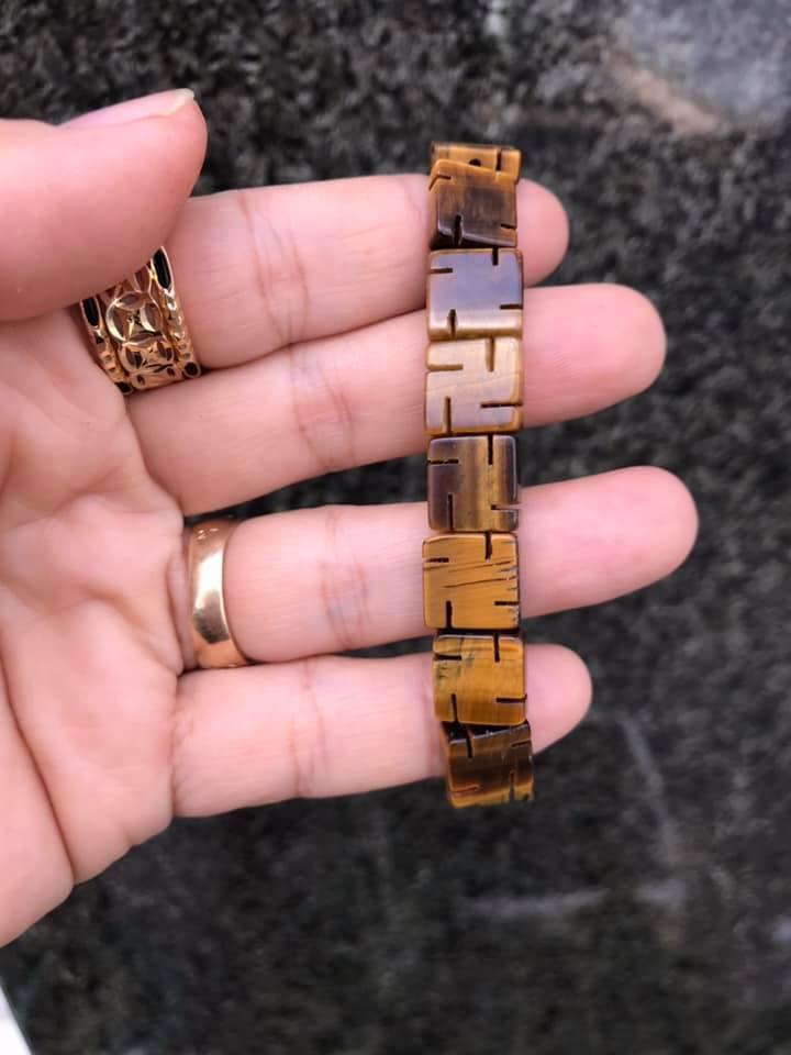 Vòng tay chữ vạn đá mắt hổ