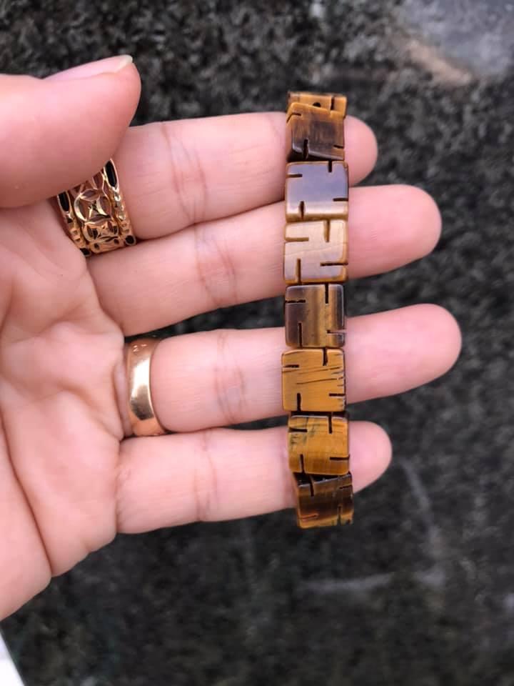 Vòng tay chữ vạn đá mắt hổ