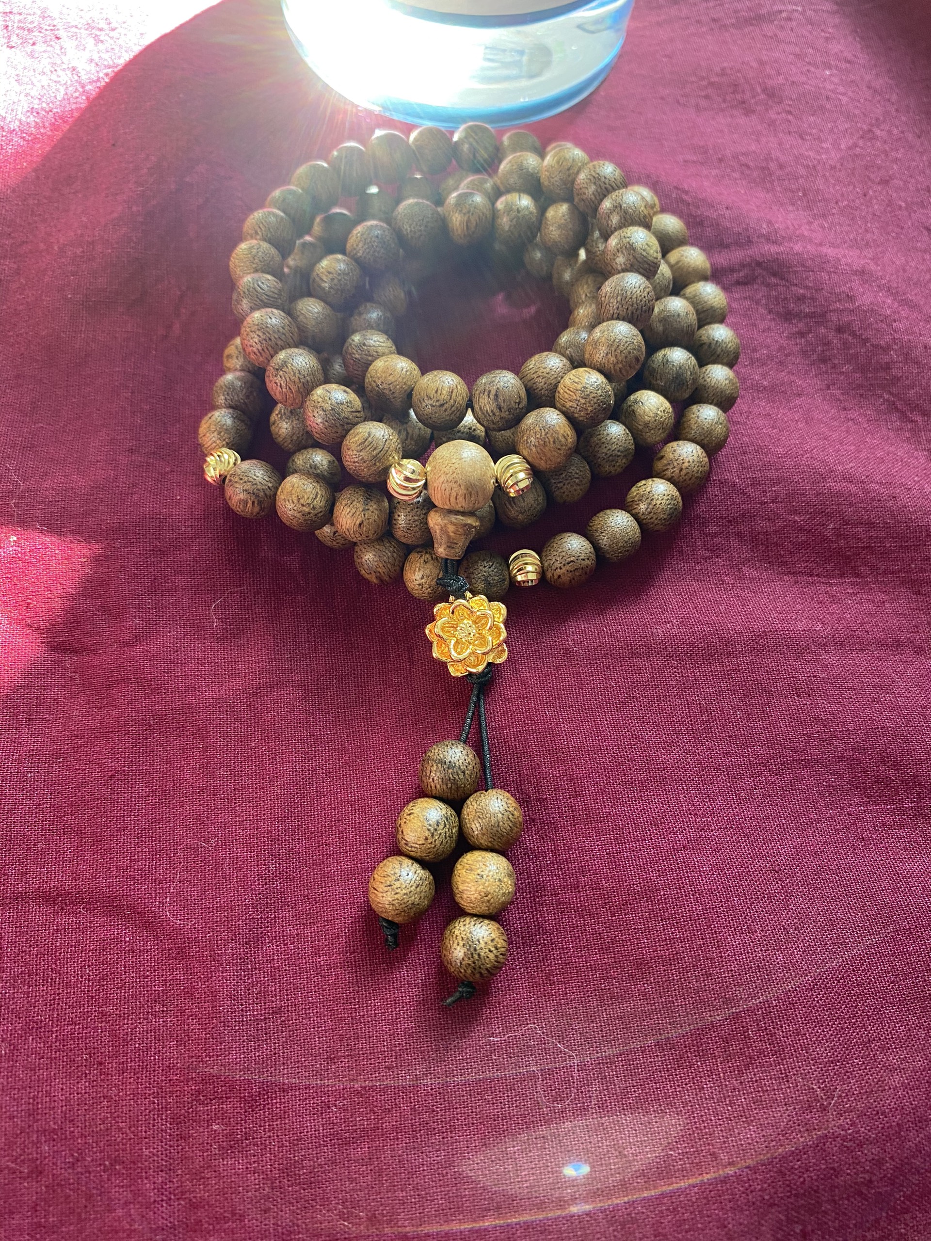 Vòng tay trầm hương 108 hạt mix charm hoa sen 